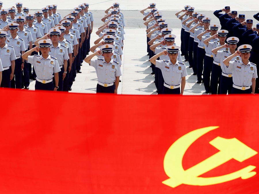 向党旗敬礼